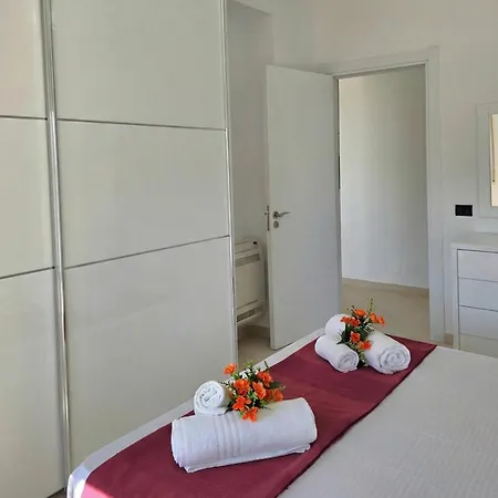 Brisa Del Mar Beachfront 116 - Happy *
